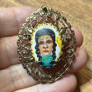 Vintage brooch/pendant with hand painted lady